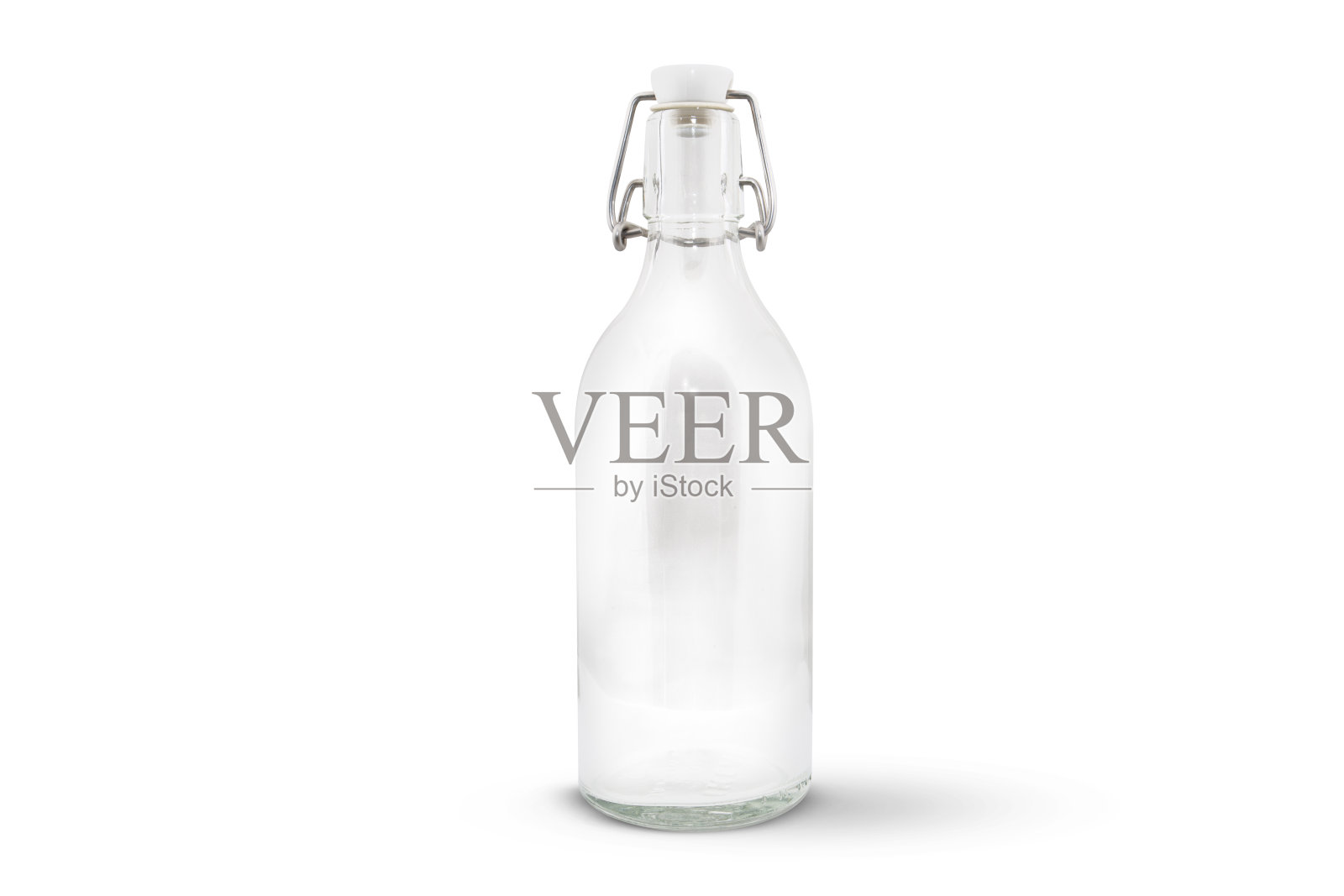 白色背景下的玻璃瓶照片摄影图片