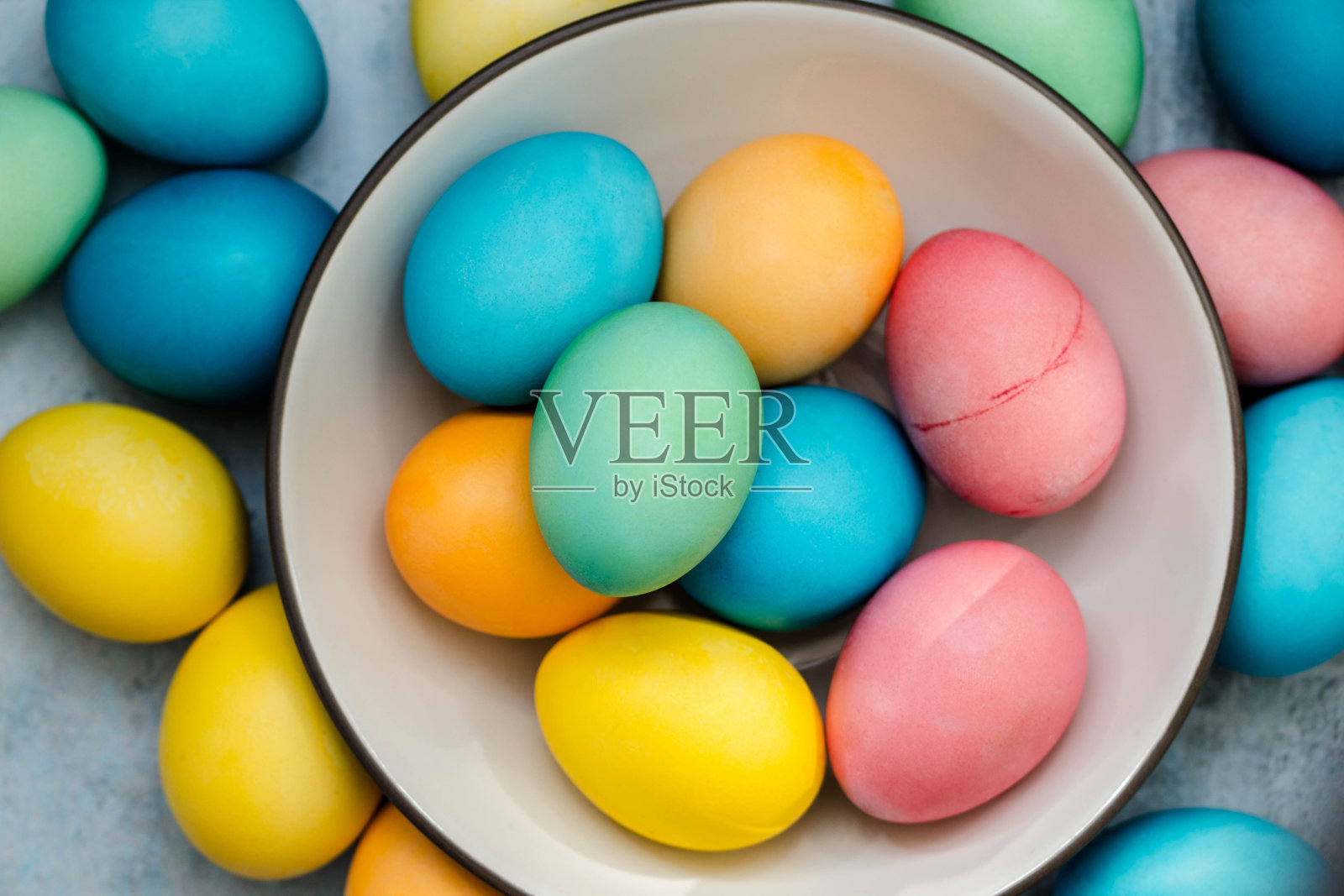 彩蛋放在碗里和旁边照片摄影图片