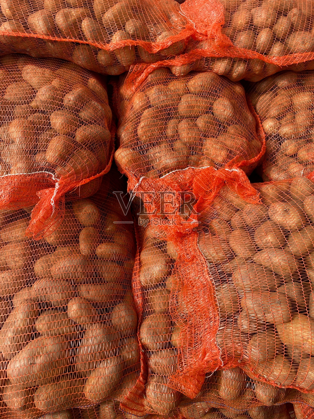 在袋子里的红土豆特写镜头与选择性聚焦前景照片摄影图片