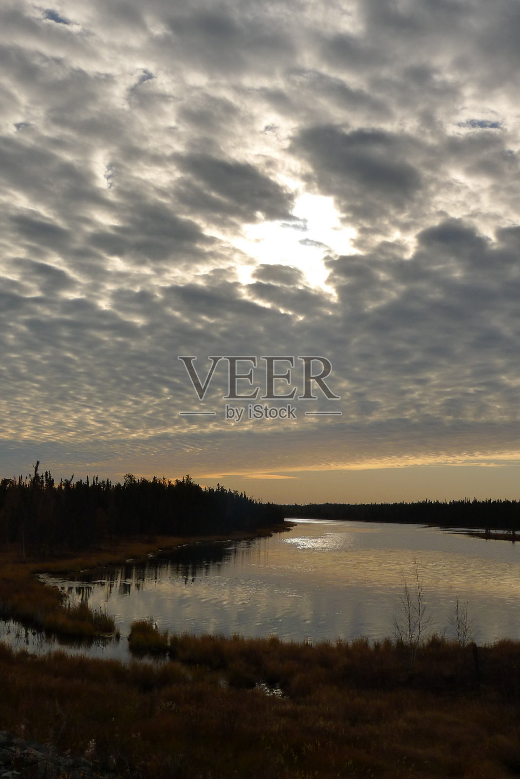 隐藏的湖泊和
卡梅隆河瀑布徒步旅行路线照片摄影图片