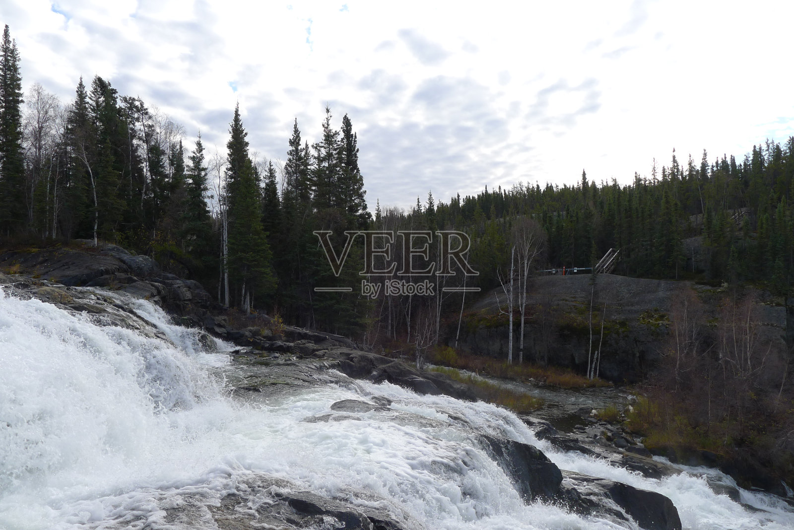 隐藏的湖泊和 卡梅隆河瀑布徒步旅行路线照片摄影图片