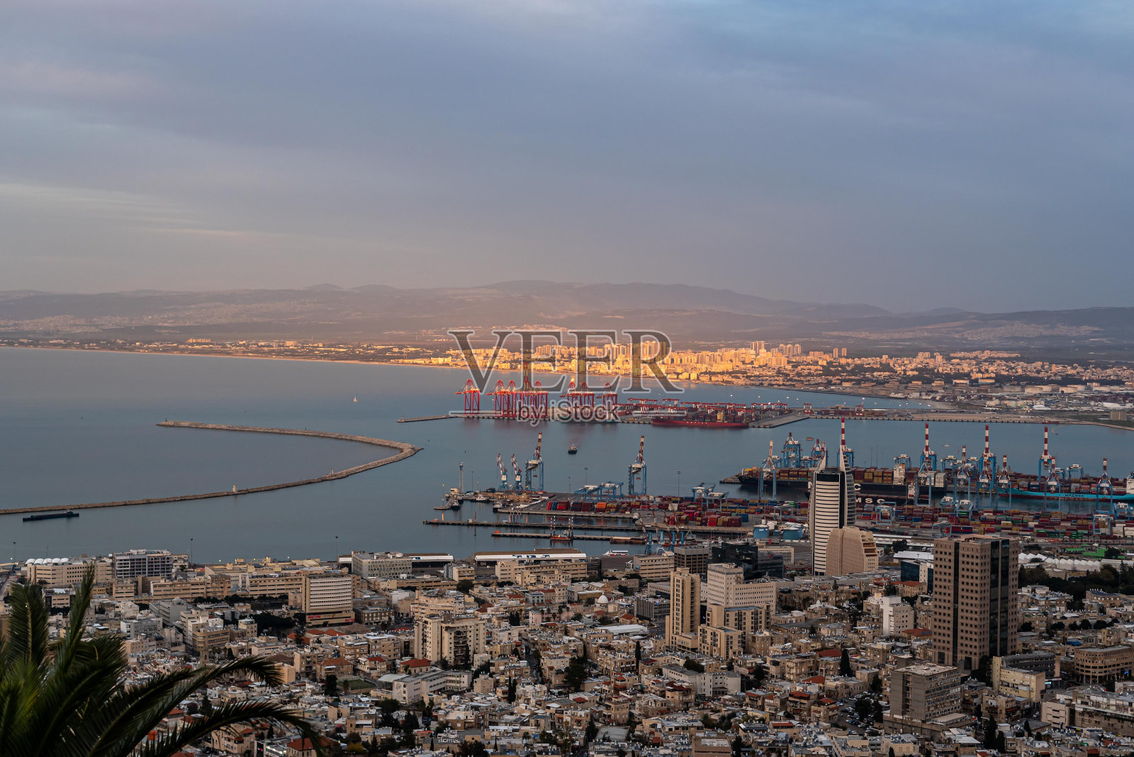 海法湾及周边地区景色，包括新港区、等待进港的众多船只和建筑物照片摄影图片