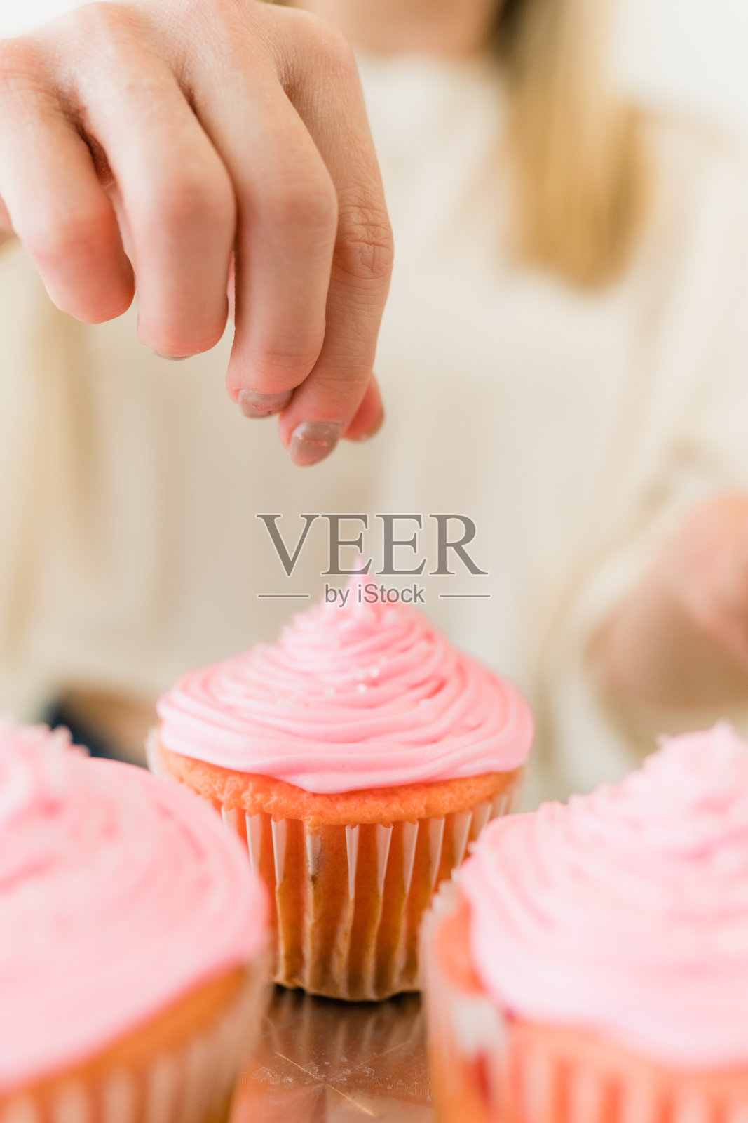 纸杯蛋糕烘焙和装饰照片摄影图片