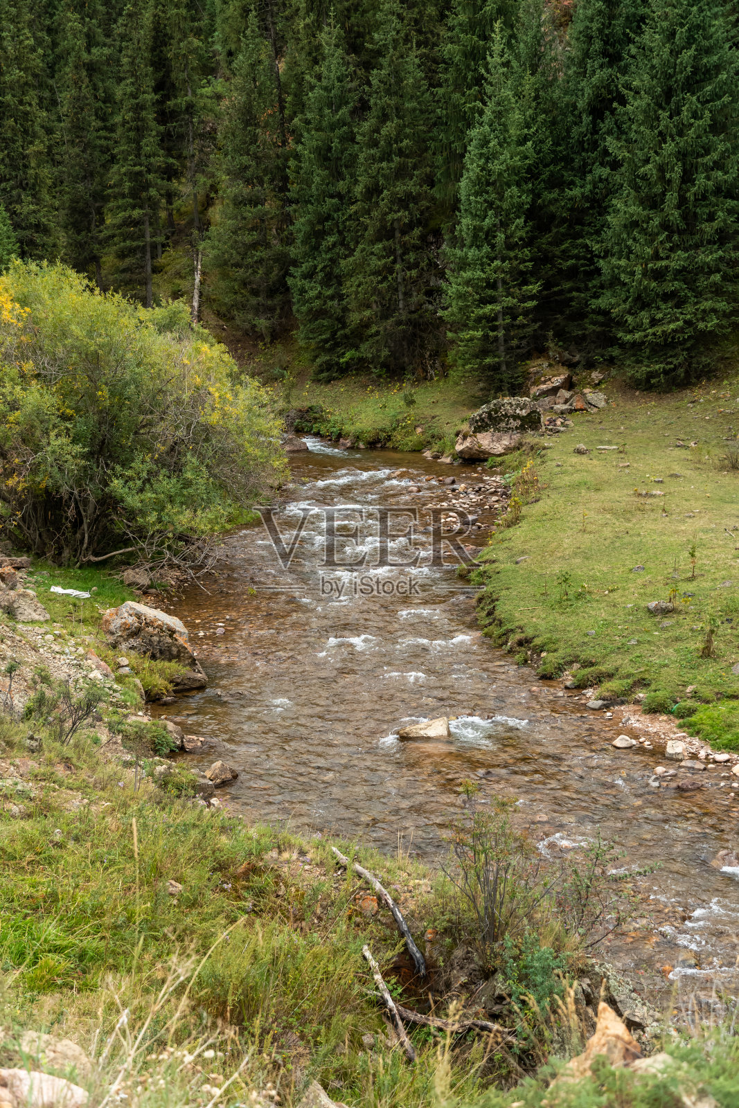 洛基山脉。湛蓝的天空衬托着山河照片摄影图片