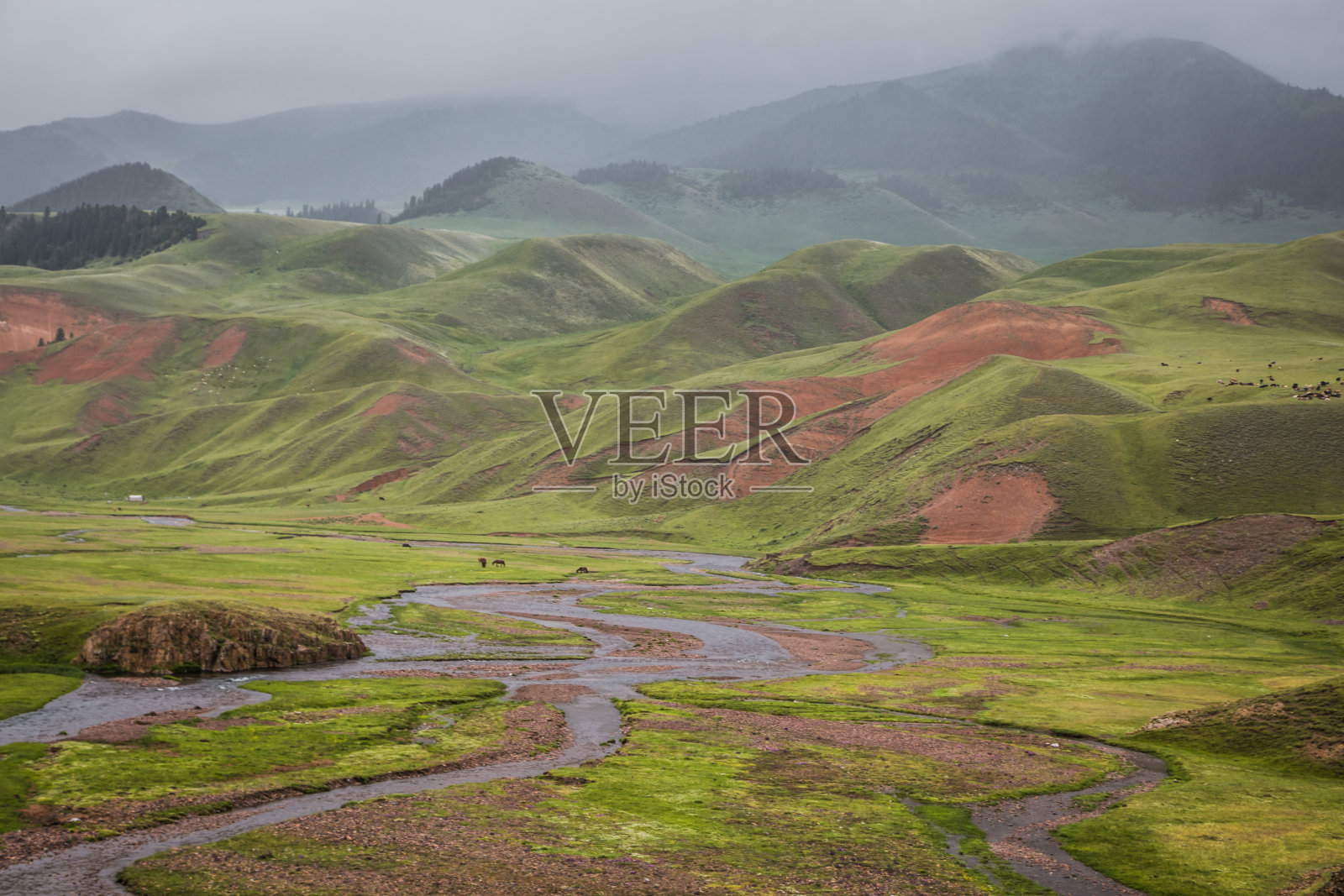 洛基山脉。湛蓝的天空衬托着山河照片摄影图片