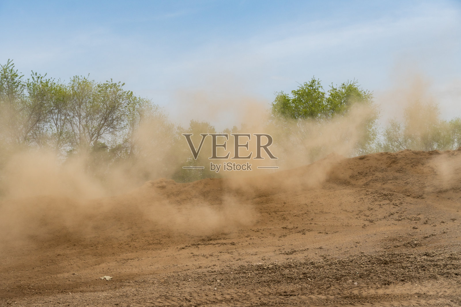 看空的道路和山脉。广阔的沙漠景观和土路。草原上的土路照片摄影图片