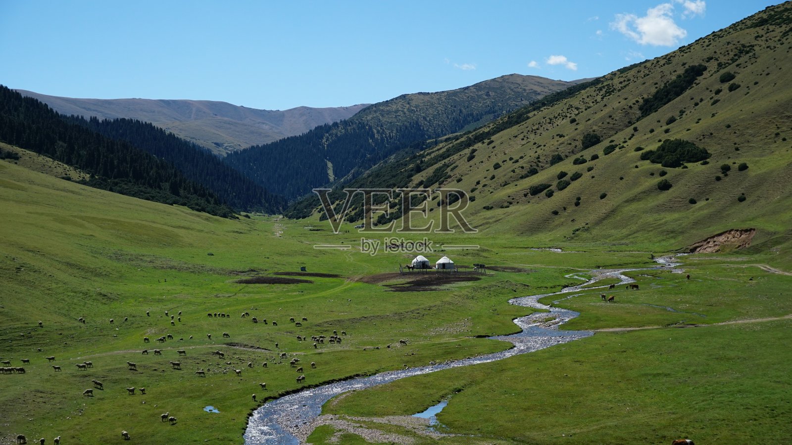洛基山脉。湛蓝的天空衬托着山河照片摄影图片