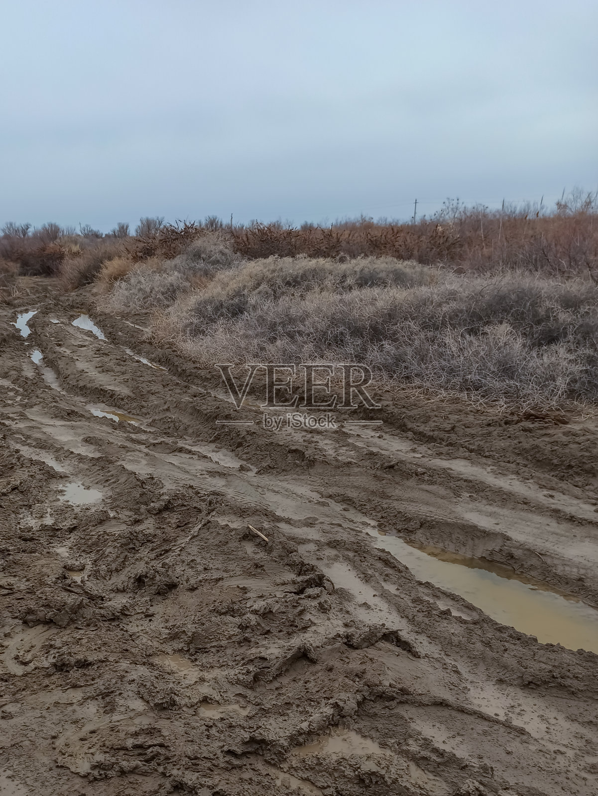 看空的道路和山脉。广阔的沙漠景观和土路。草原上的土路照片摄影图片