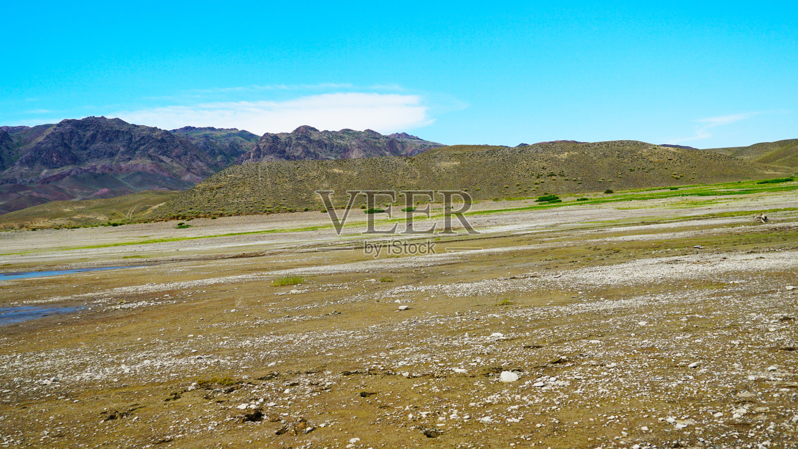 干旱的沙漠。广阔的沙漠景观。粘土山照片摄影图片