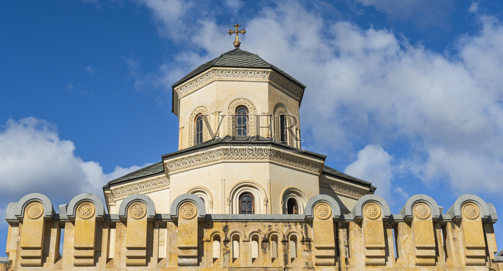 老教堂。山上的修道院。大的老教堂照片摄影图片