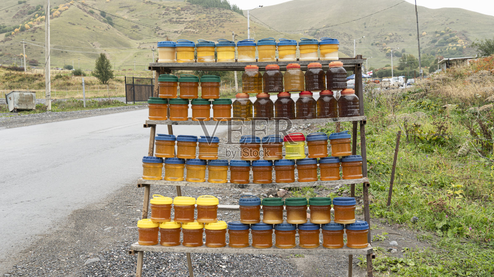 在街上卖蜂蜜。养蜂场。蜂蜜在路上卖。贫困概念照片摄影图片