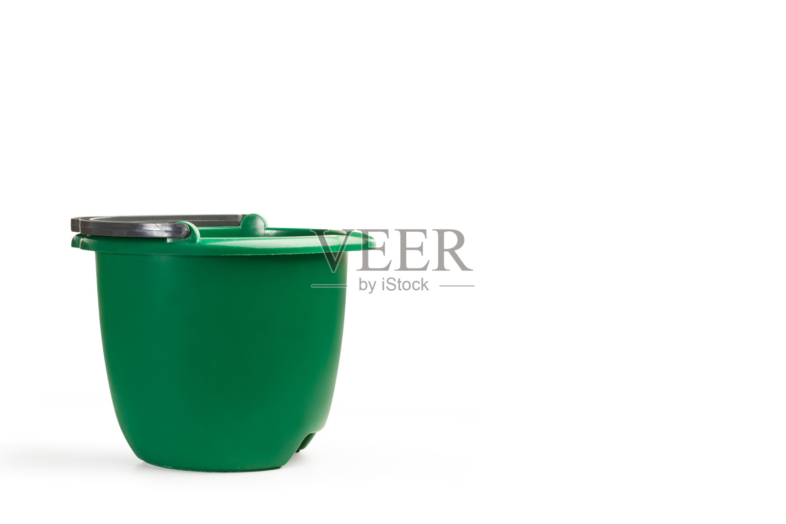白色背景上的绿色清洁桶照片摄影图片