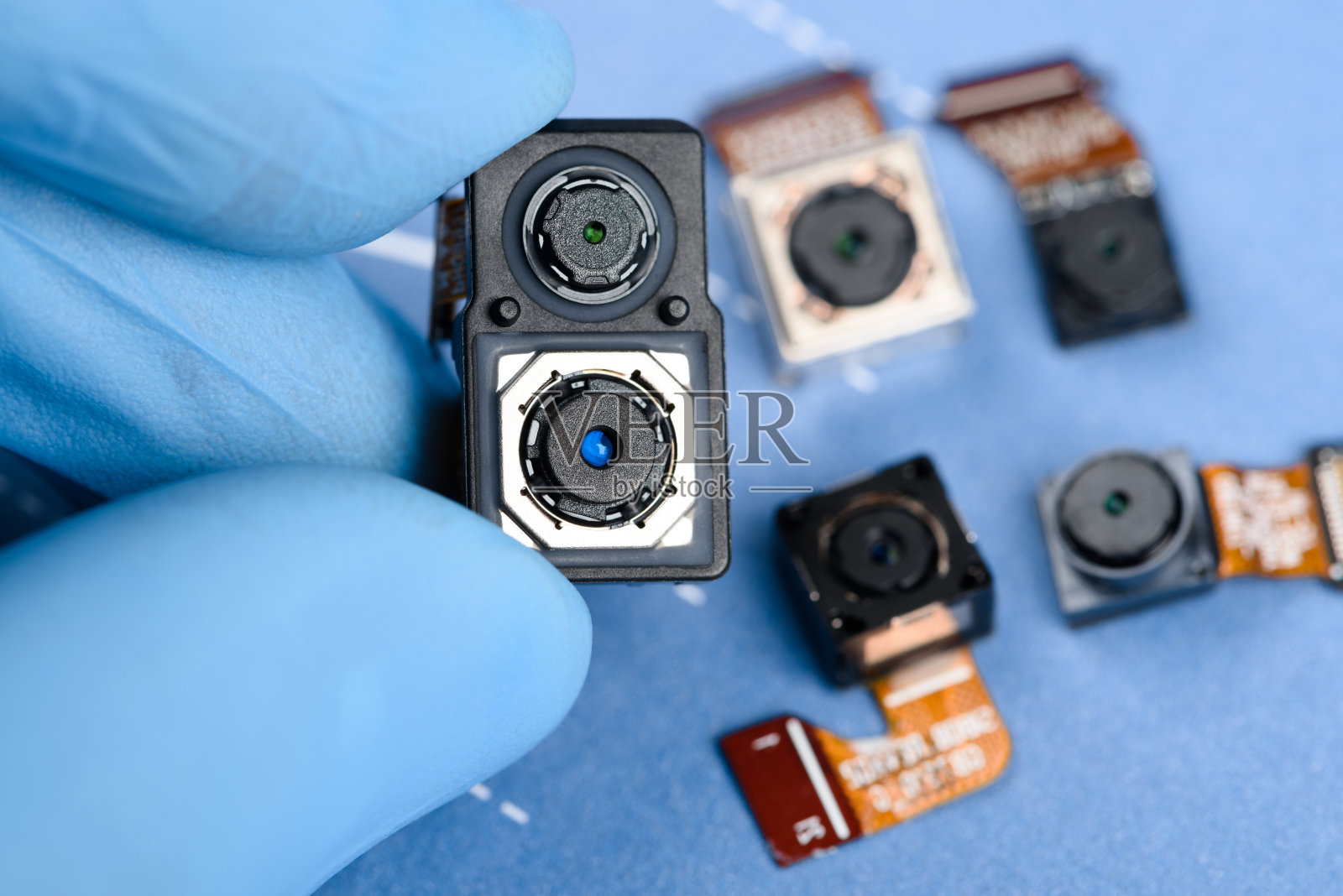 科学家手中的智能手机双传感器摄像模块照片摄影图片