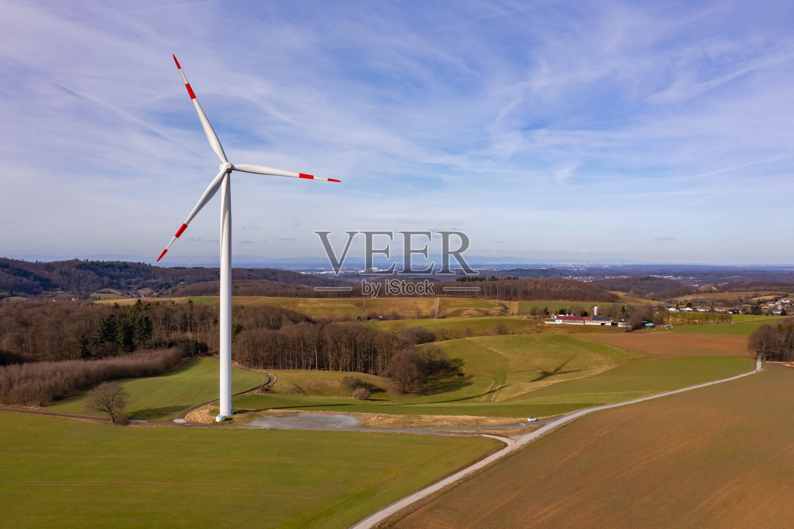 鸟瞰图上的一个风力涡轮机在山上的观点照片摄影图片