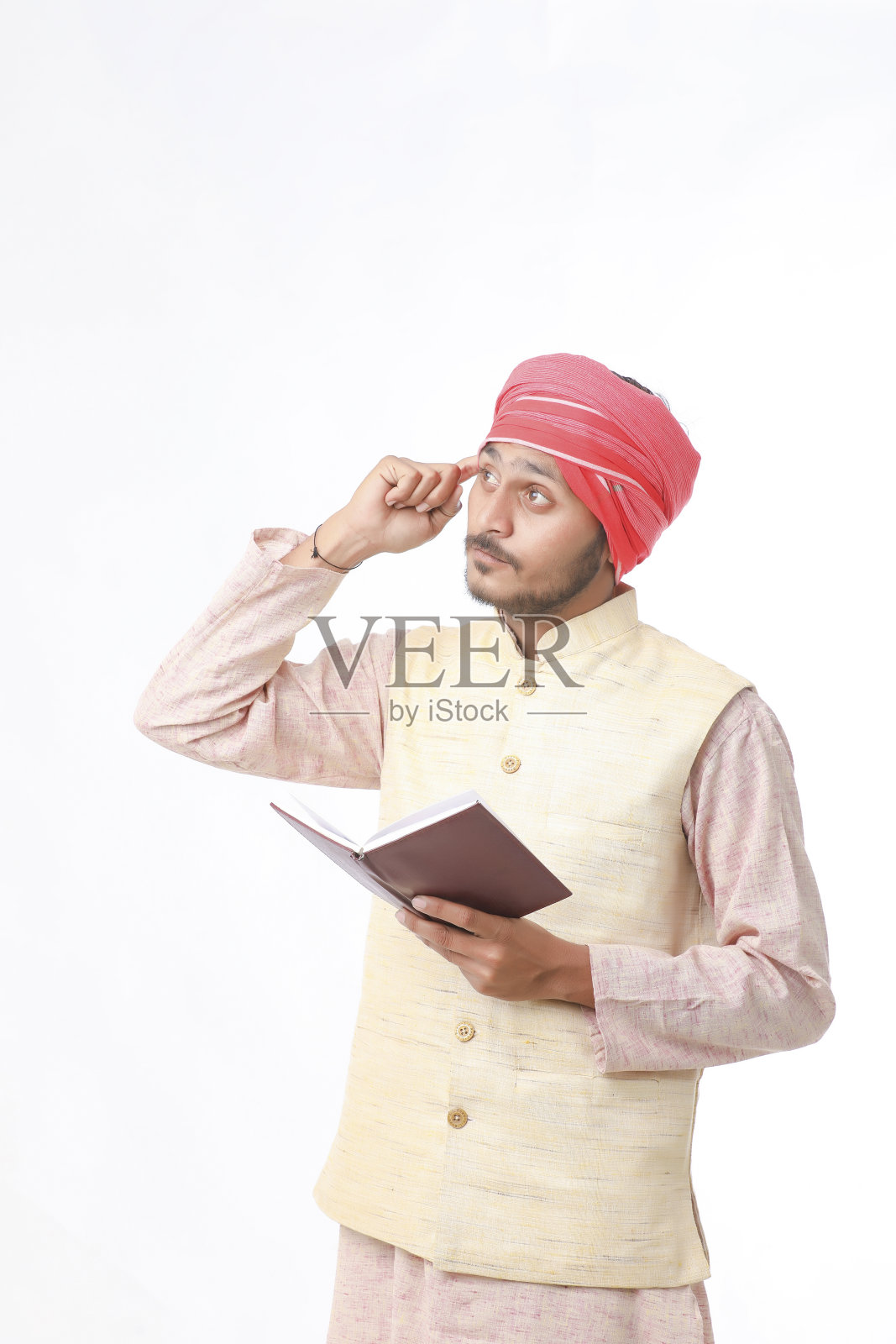 印度农民在白色背景上使用日记。照片摄影图片