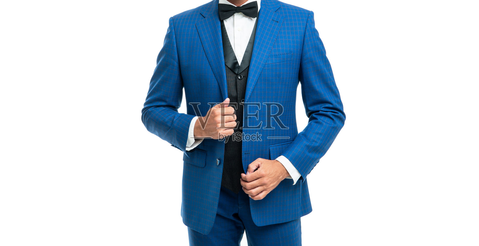 穿着蓝色西装，打着领结的小不点。商人孤立于白色。正装上司照片摄影图片