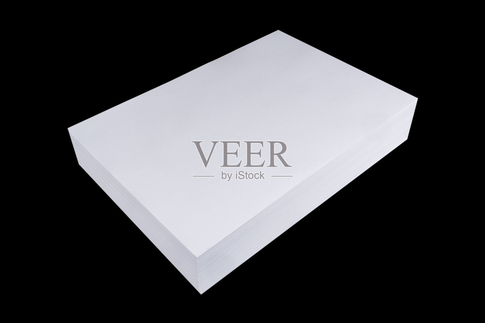 一叠纸孤立在黑色背景的特写。A4空白纸隔离堆叠。模型。一堆空白的纸照片摄影图片