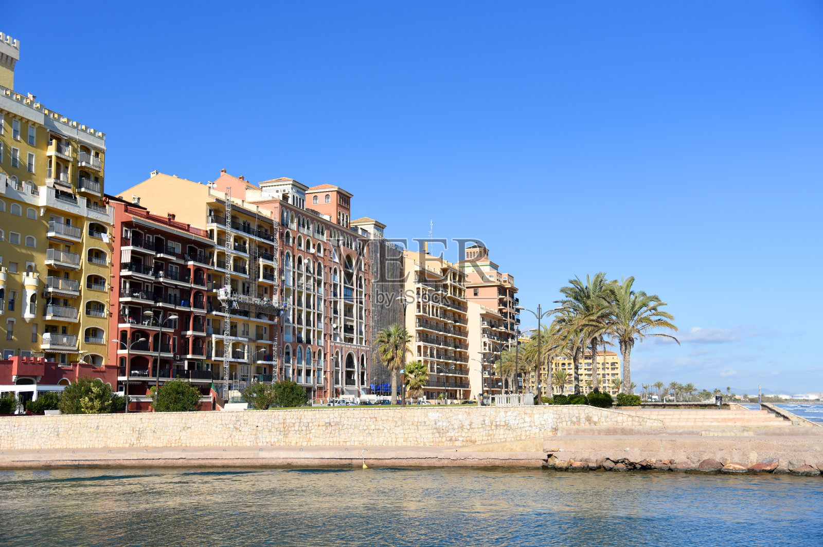 阿尔博拉亚海滩，萨普拉亚港，五颜六色的房屋和建筑。照片摄影图片