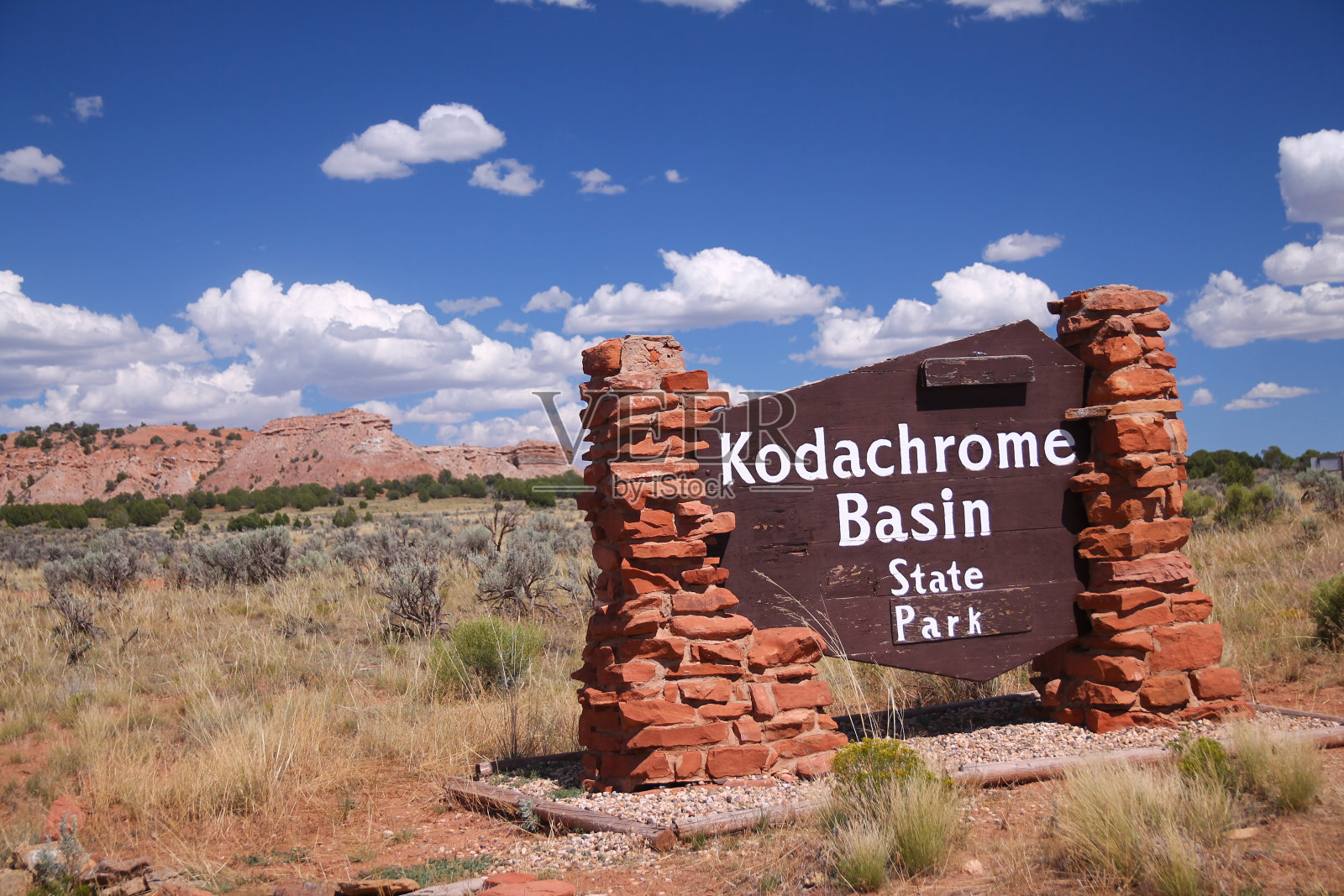 柯达克罗姆盆地国家公园(Kodachrome Basin State Park)入口处的传统红石标志照片摄影图片