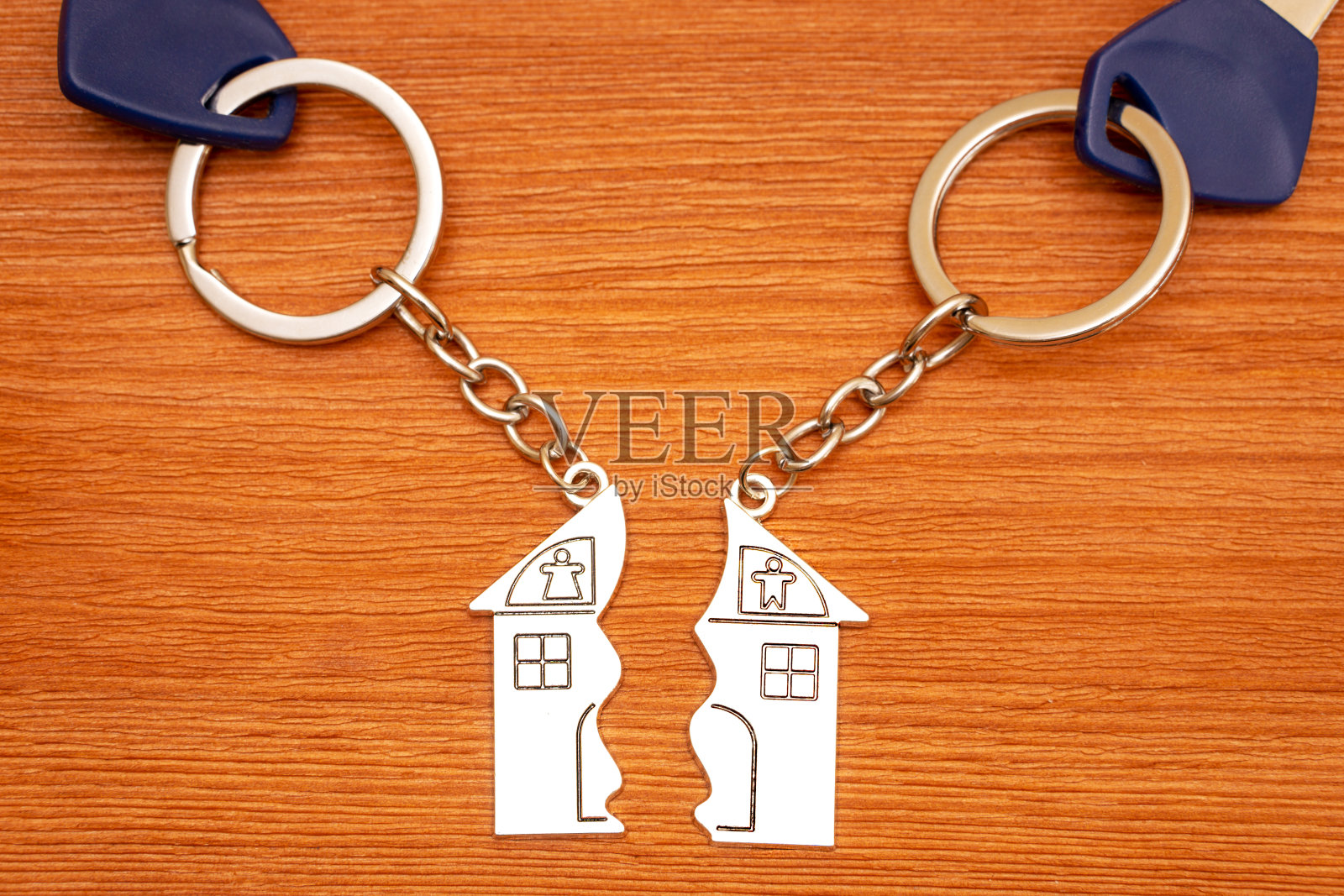 木桌上的钥匙扣照片摄影图片