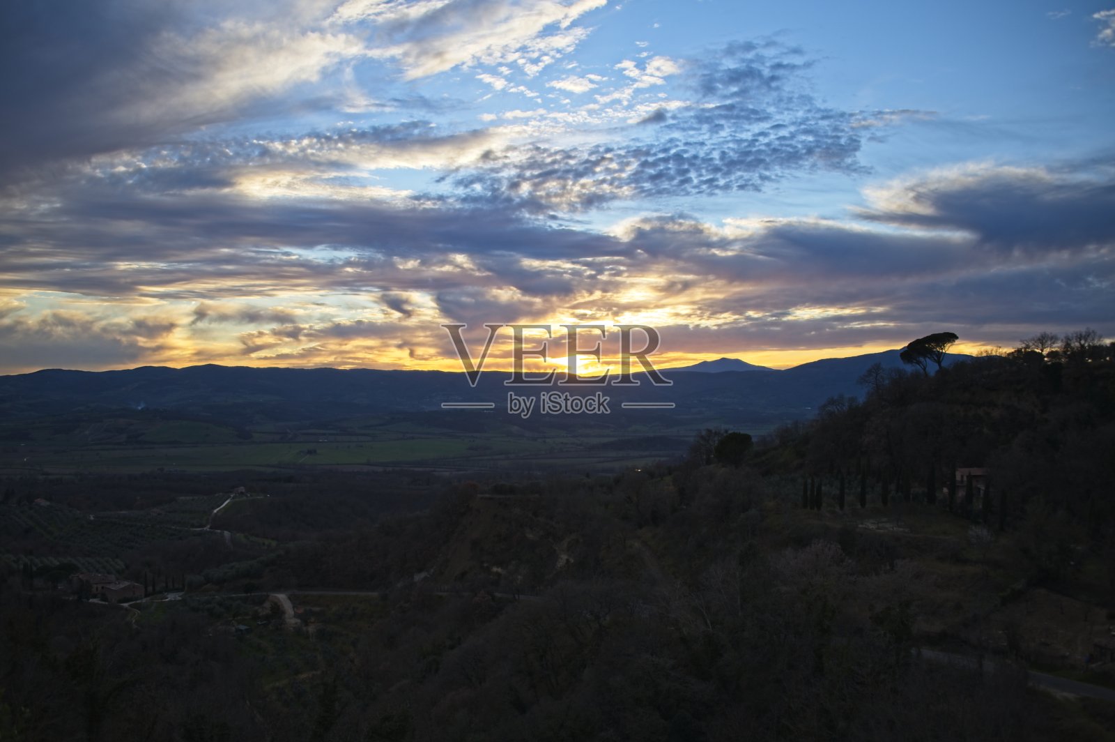 戏剧性的日落天空和托斯卡纳的云彩照片摄影图片