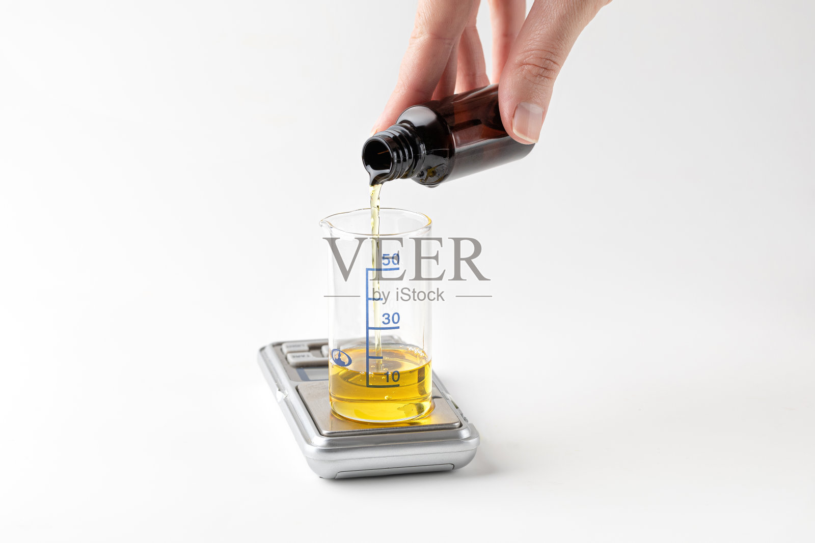 装有白色刻度的玻璃量瓶的设备照片摄影图片