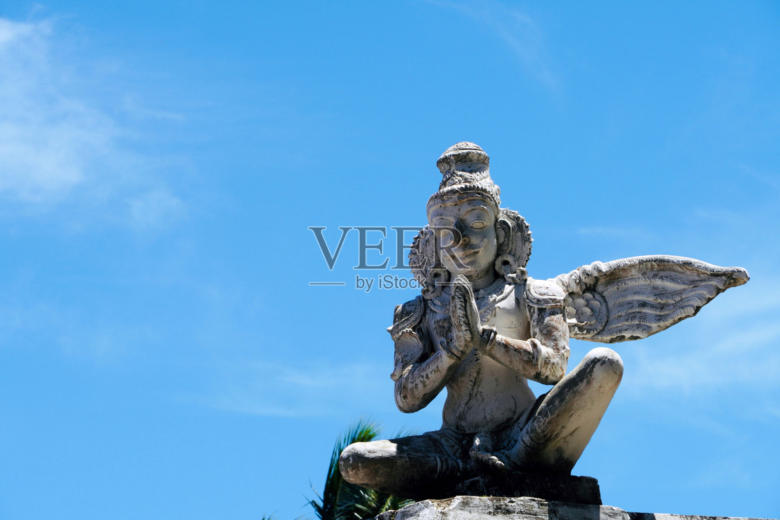 蓝色天空背景下的天使雕塑照片摄影图片