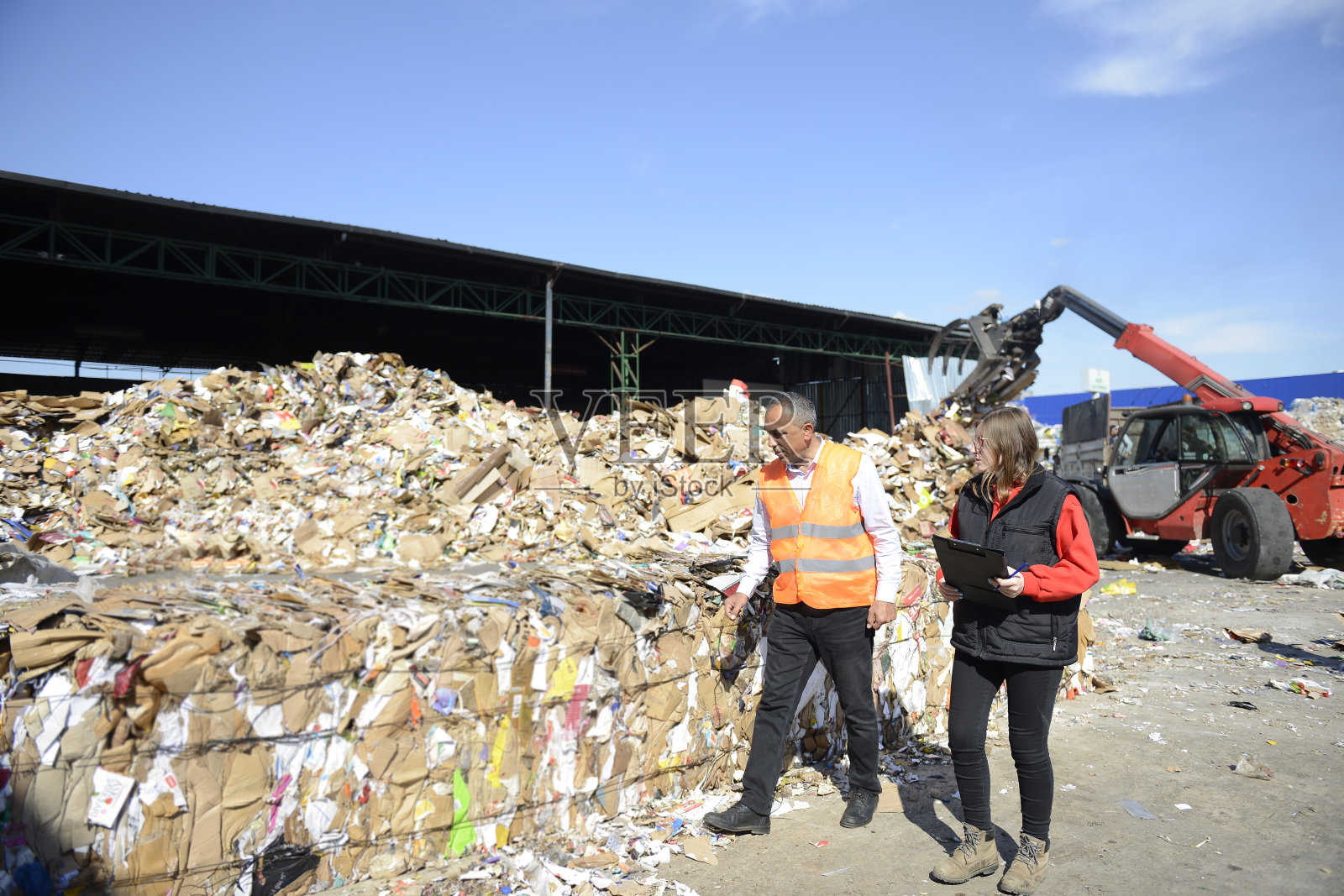 环境工程师和辅助人员在高科技回收设施检查废物照片摄影图片