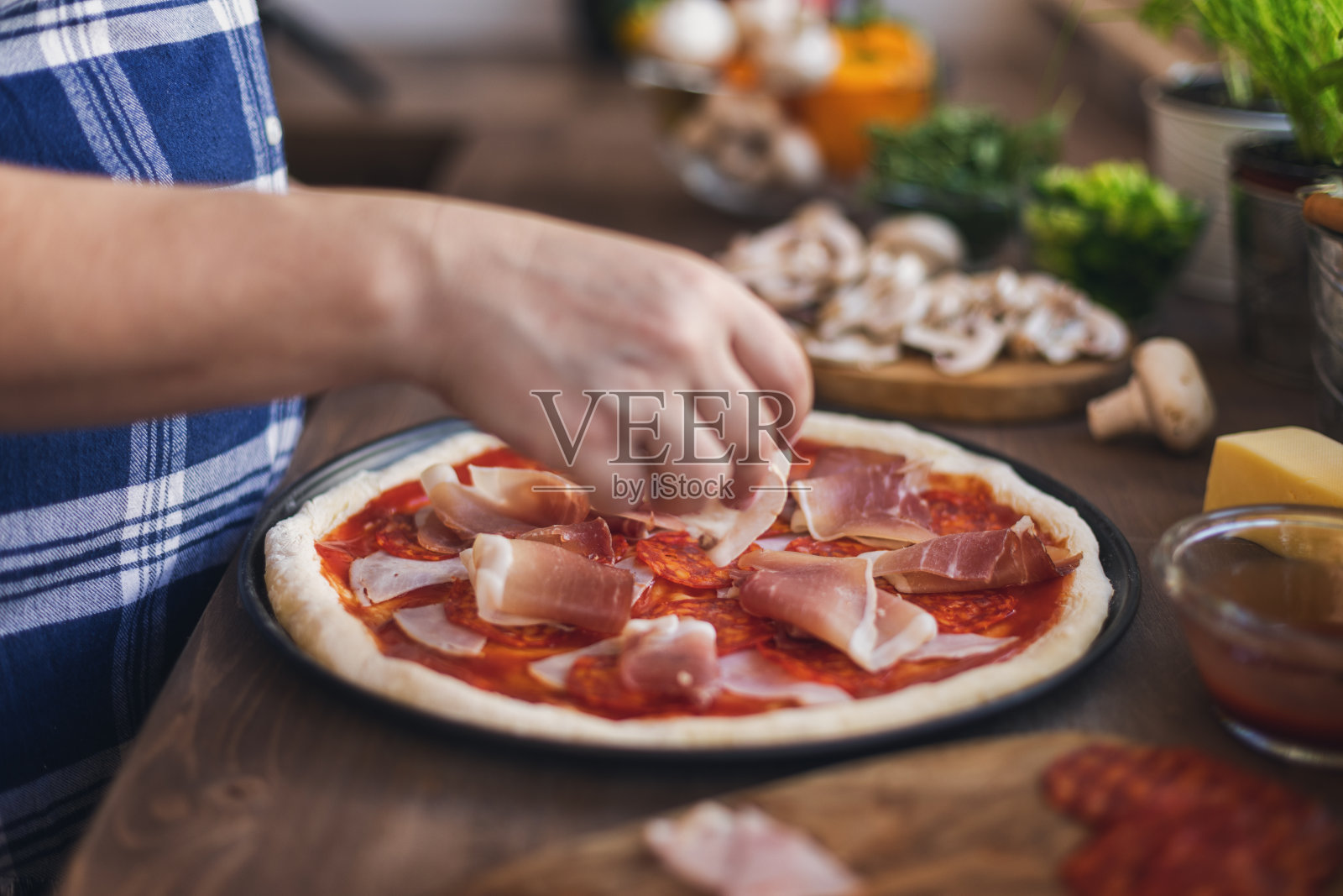 女人正在准备新鲜的自制披萨照片摄影图片