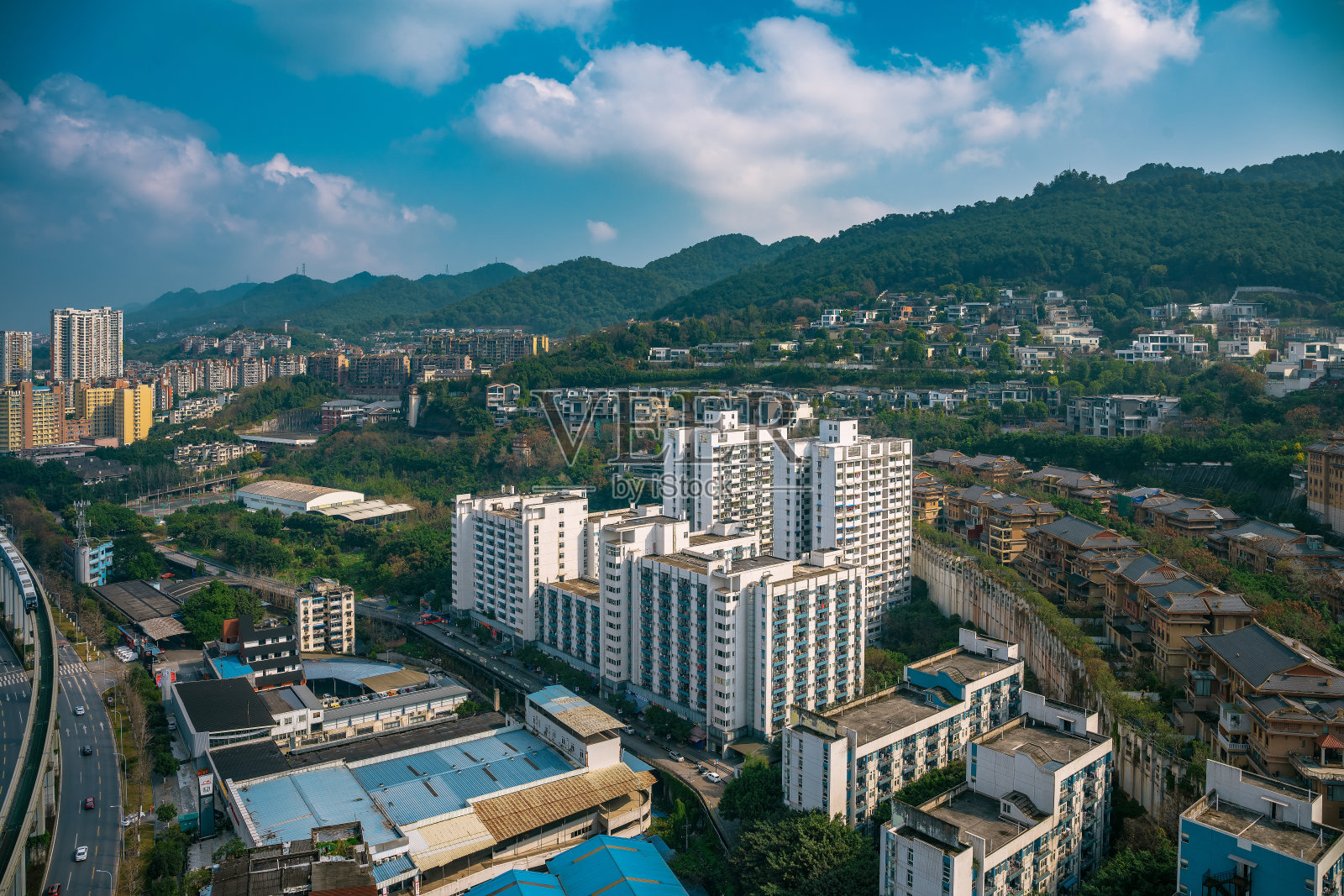 阳光明媚的重庆城市天际线照片摄影图片