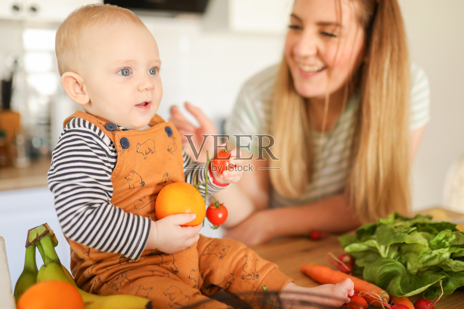 早上和我的孩子一起做例行公事照片摄影图片