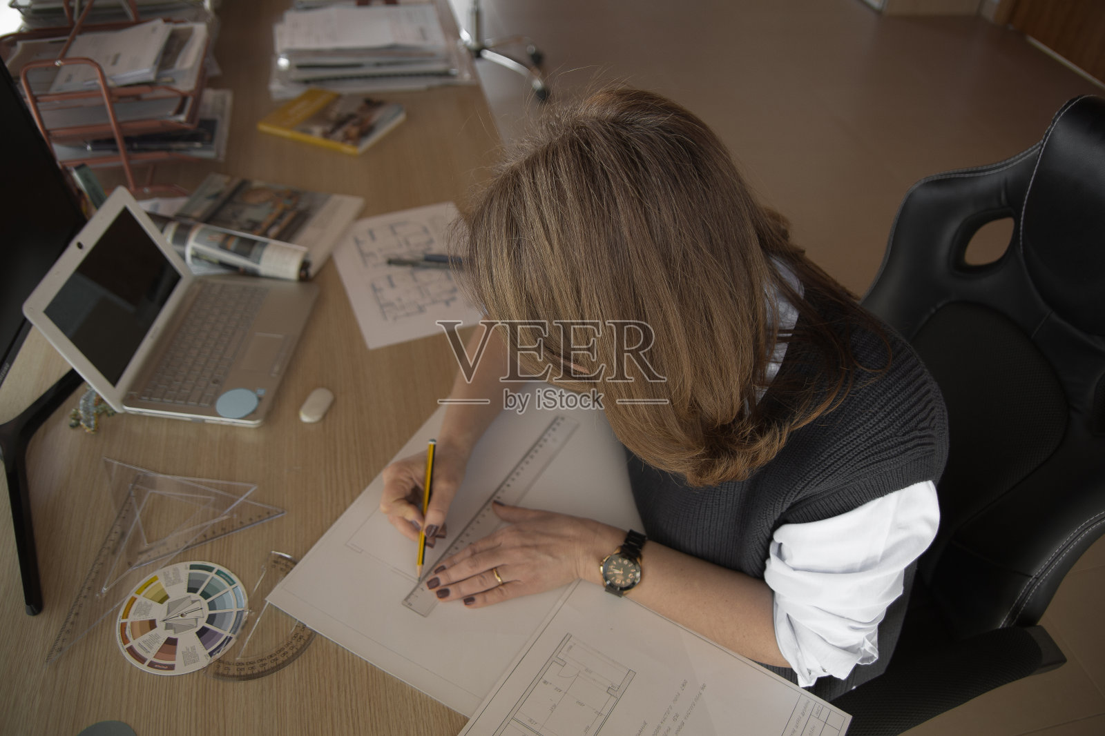 女建筑师在家工作照片摄影图片