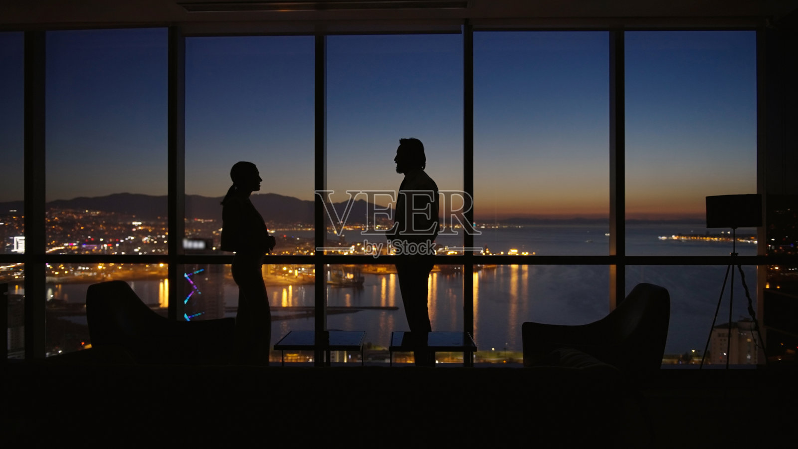 公司业务经理晚上在办公室照片摄影图片