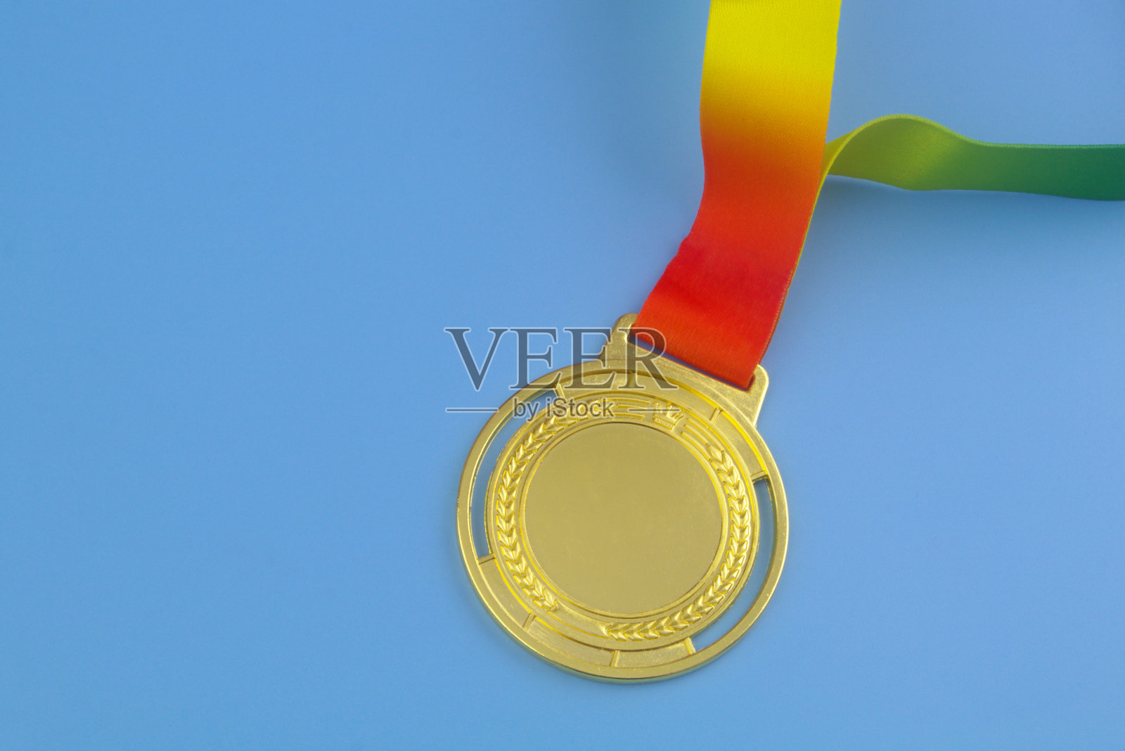 蓝色背景的金牌照片摄影图片