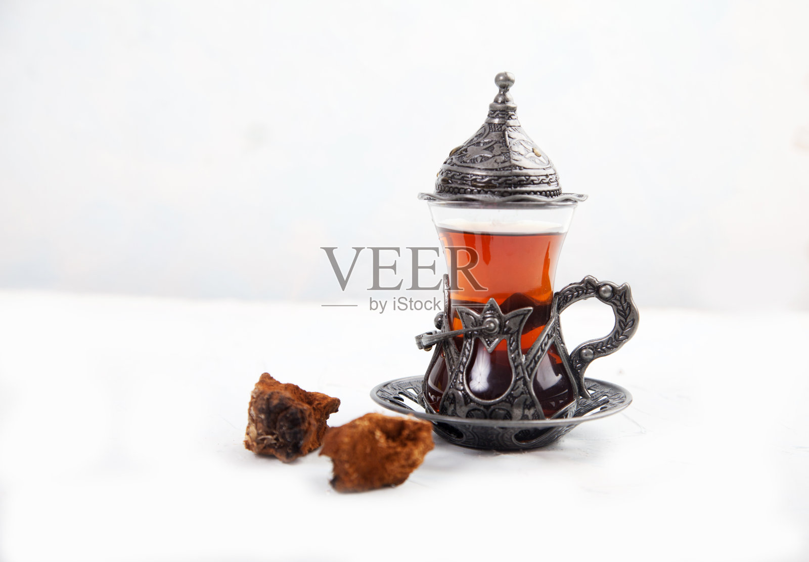 土耳其杯子里的茶，淡色背景。健康食品的概念。复制spa。照片摄影图片