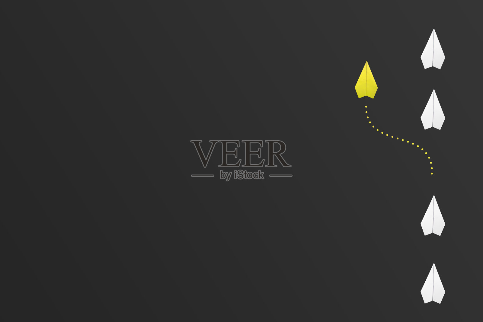 黄色的纸飞机在黑色背景的白色飞机中领先。商业竞争和领导理念照片摄影图片