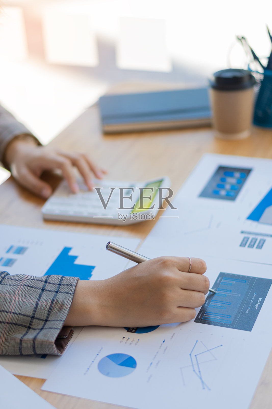 会计使用计算器和计算机，同时坚持企业会计的概念。预算和贷款手的人赚钱和计算费用在办公室垂直的图片照片摄影图片