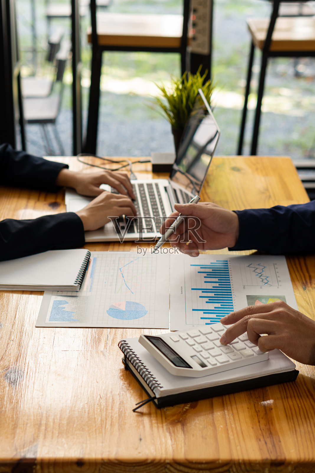 会计使用计算器和计算机，同时坚持企业会计的概念。预算和贷款手的人赚钱和计算费用在办公室垂直的图片照片摄影图片