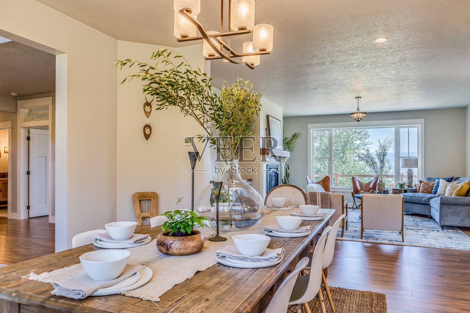 开放式餐厅配有大餐桌照片摄影图片