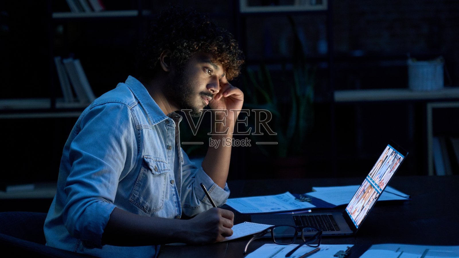 深夜进行视频通话虚拟会议的专注印度商人照片摄影图片