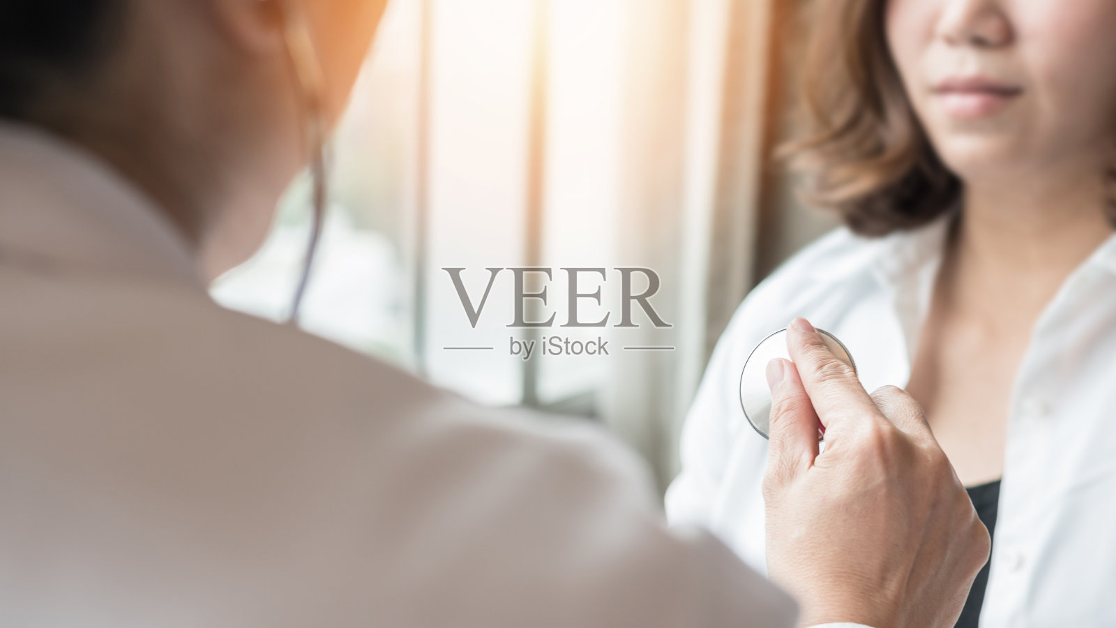 医生通过检查心跳检查病人的健康状况，包括冠状动脉疾病、血管或先天性心脏缺陷、心律失常、心律失常、心血管疾病等照片摄影图片