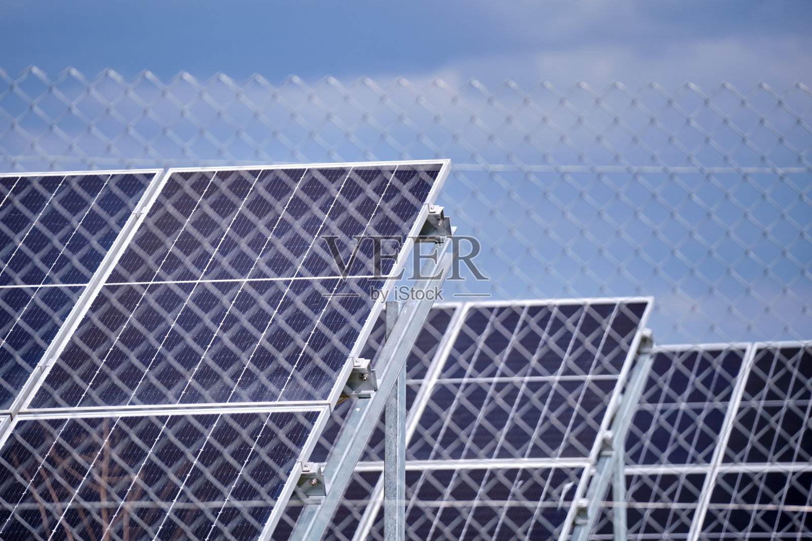 大型可持续发电厂的地面钢框架，带有一排排太阳能光伏电池板，用于生产清洁能源。零排放的可再生电力照片摄影图片
