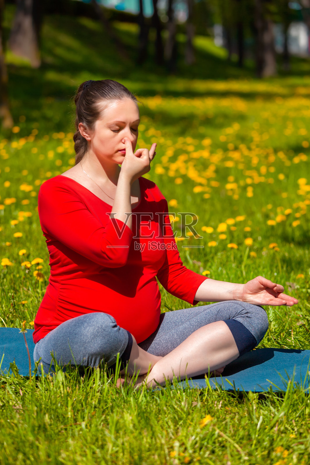 孕妇在户外做呼吸练习照片摄影图片