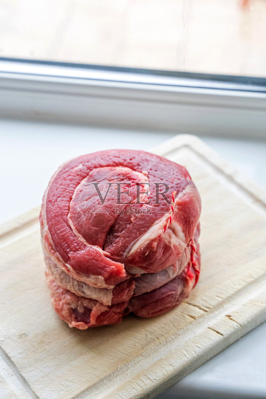 生牛胸肉卷照片摄影图片