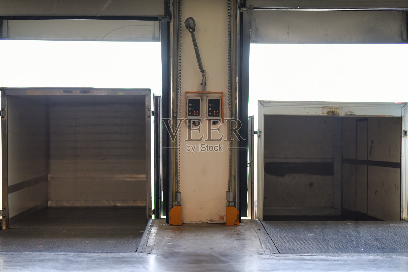 在仓库装载卡车照片摄影图片