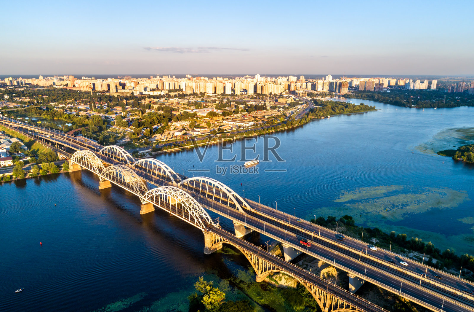 横跨乌克兰基辅第聂伯河的达尼西亚大桥照片摄影图片