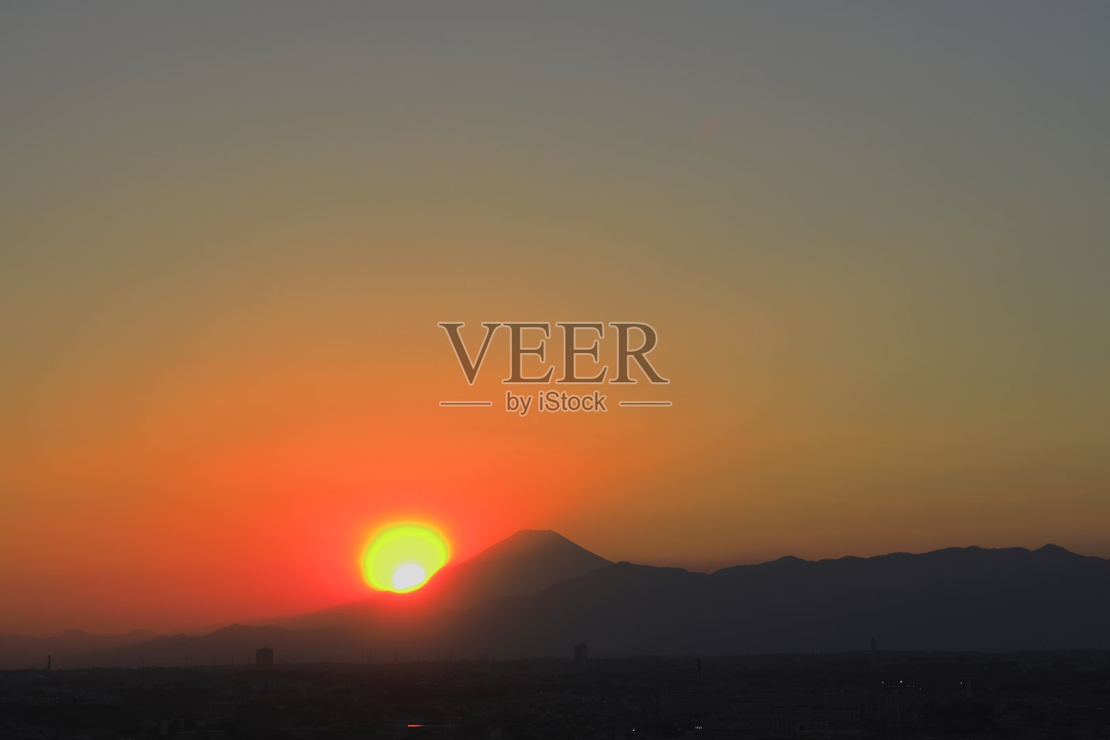 从日本神奈川横滨眺望富士山(夜景)照片摄影图片