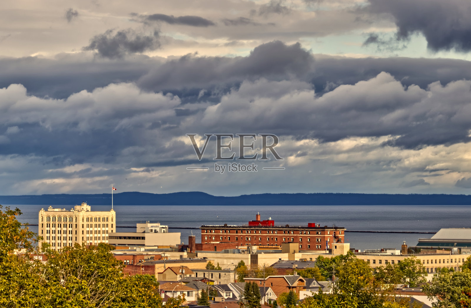 厚厚的雨云盘旋在湖上——加拿大的雷鸣湾照片摄影图片