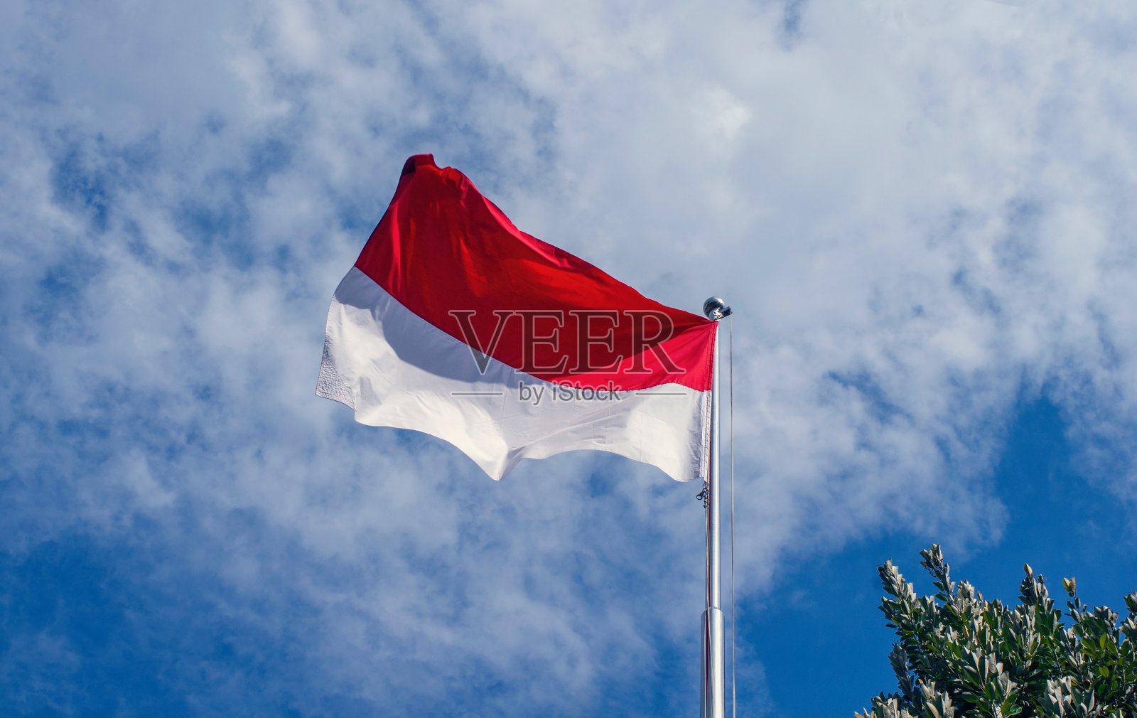 印度尼西亚和摩纳哥国旗与蓝色的天空背景照片摄影图片