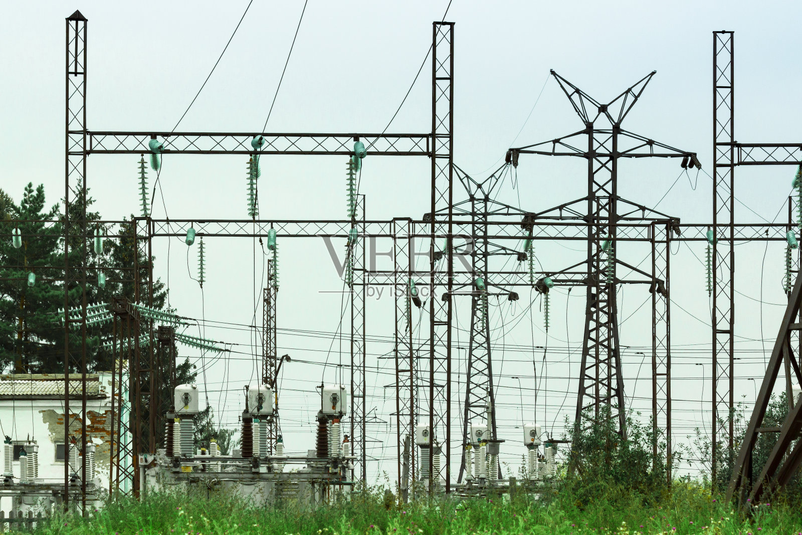 某郊区居民点变电站。照片摄影图片
